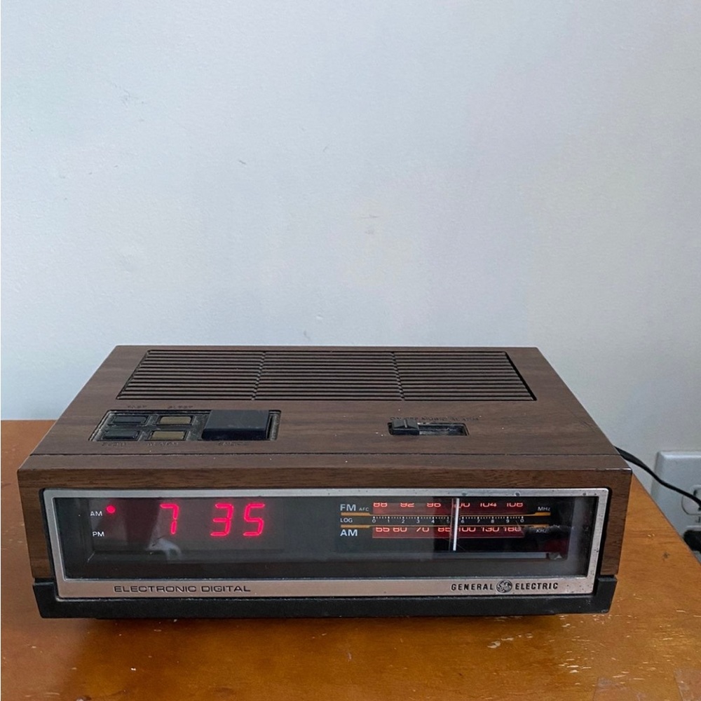 VINTAGE 80s General Electric 7-4640A AM FM Digital Alarm Clock Radio